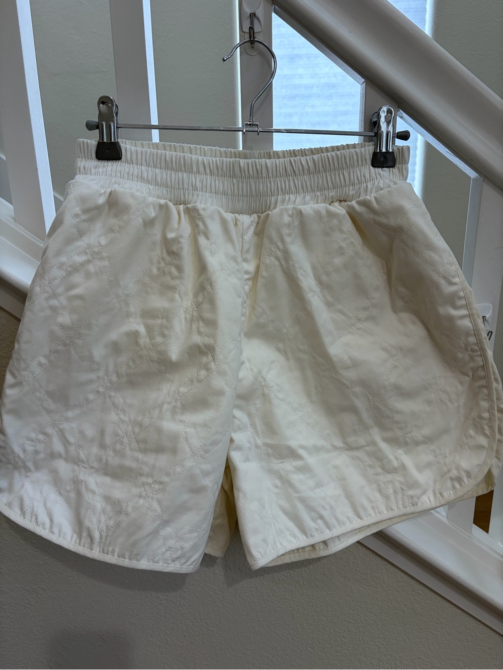 JIJIL Women’s WhiteQuilted Elastic Waist Shorts